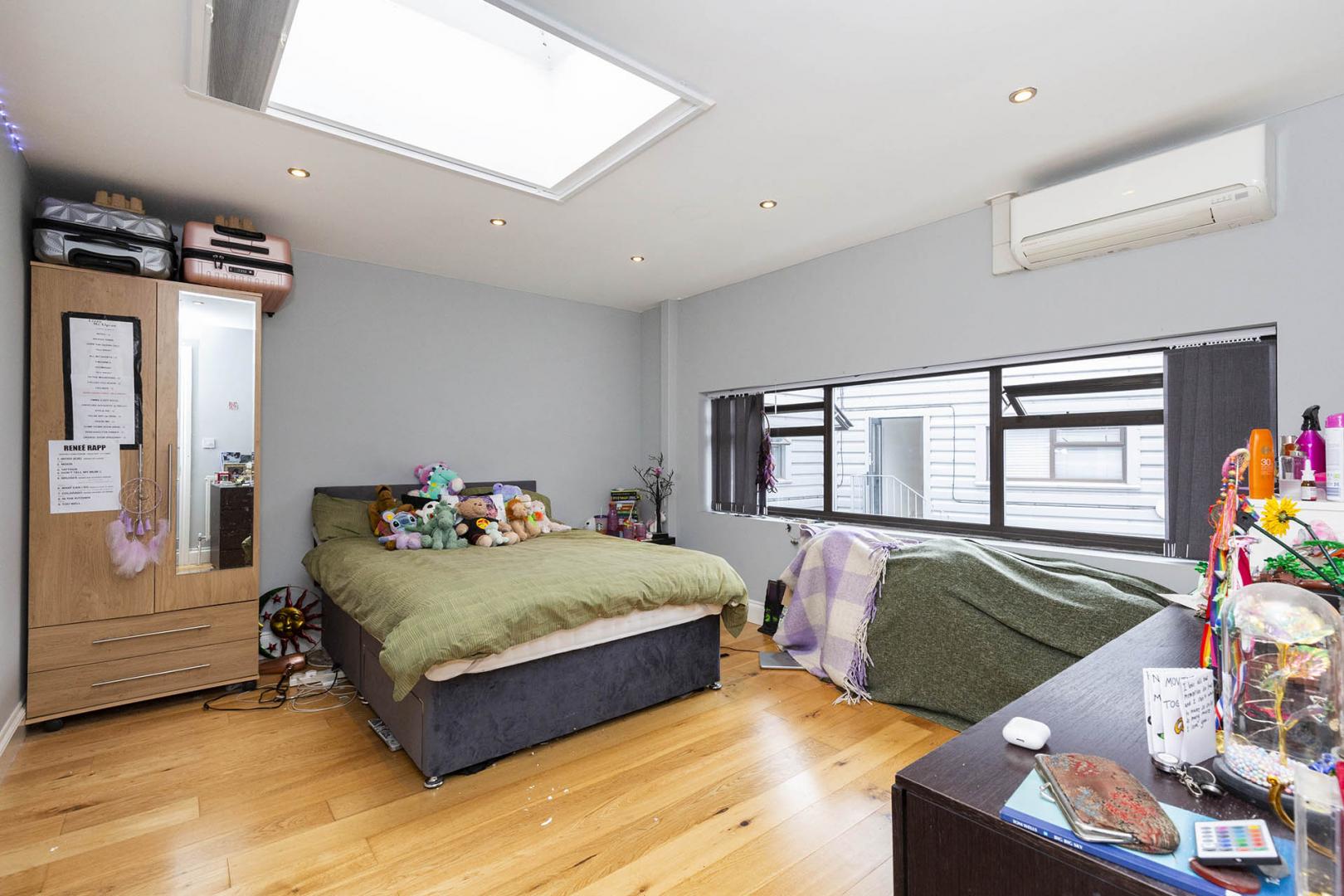 Large modern 3 bed 2 bath with balcony minutes to tube Camden Road, Caledonian Road / Holloway